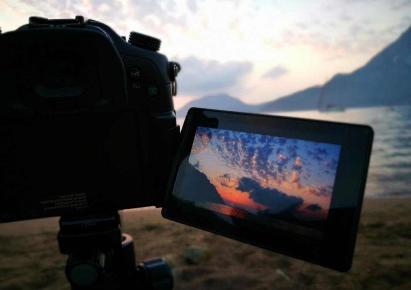 Sessione pratica di editing video con software professionali e supervisione diretta
