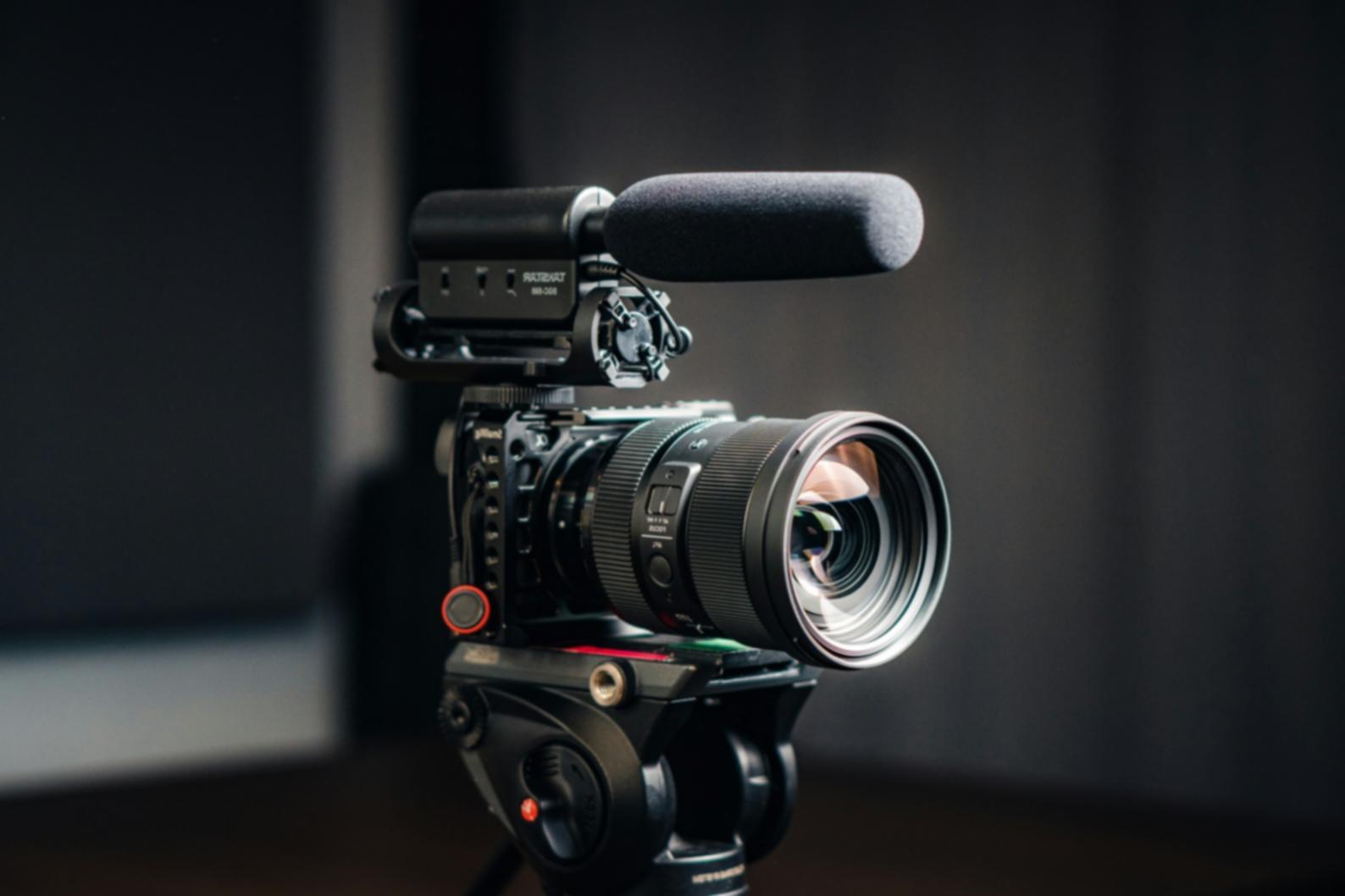 Ambiente di lavoro con setup professionale per montaggio video e storytelling visivo