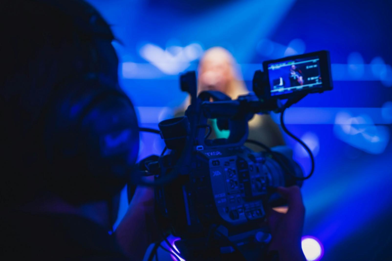 Ambiente di formazione con setup tecnico avanzato per editing e post-produzione